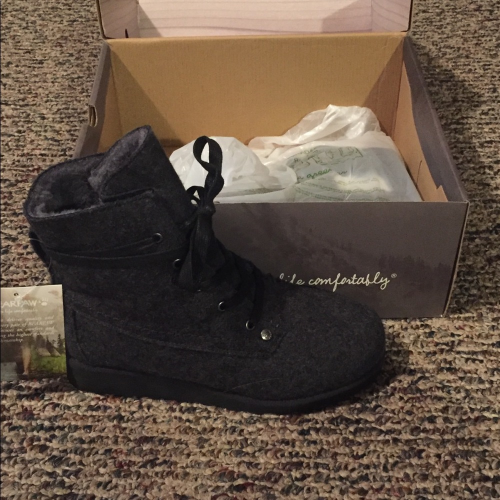 New with tags women’s bear paw wedges